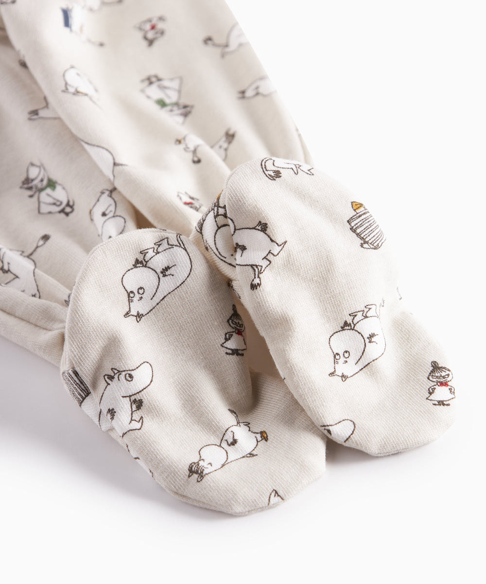 Babybukser med fødder i lyst stof med Moomin-print
