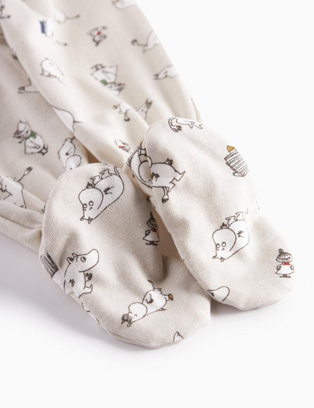 Barnbukser med fødder i lyst stof med Moomin-print