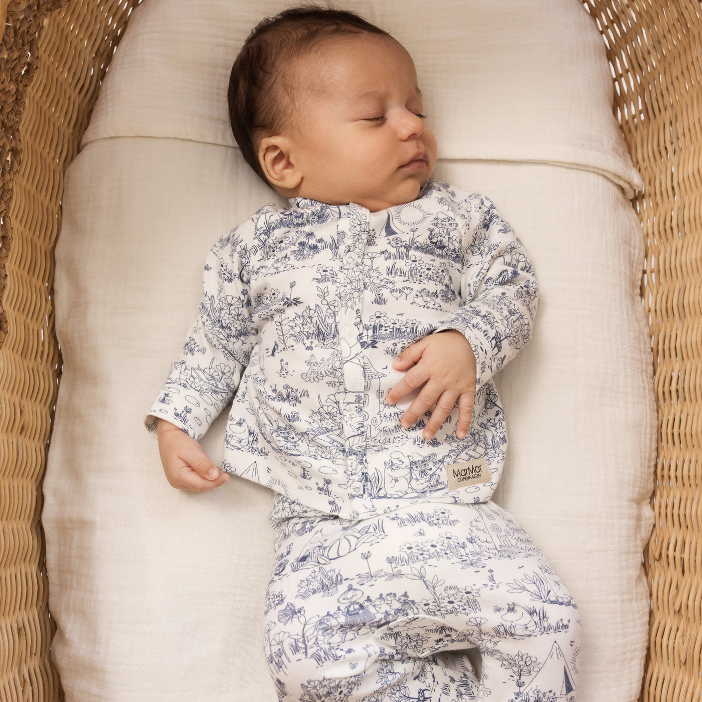 Nyfødt baby i cardigan og bukser med mumi print