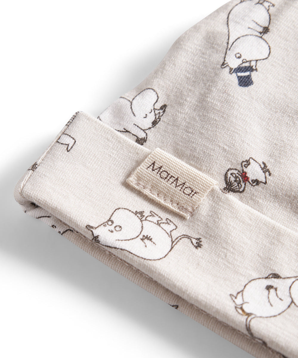 Babyhue med Moomin-print i lyse farver og knude på toppen