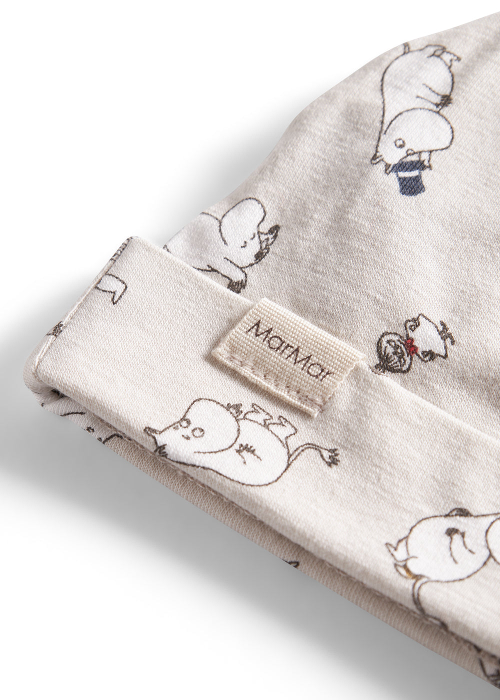 Babyhue med Moomin-print i lyse farver og knude på toppen