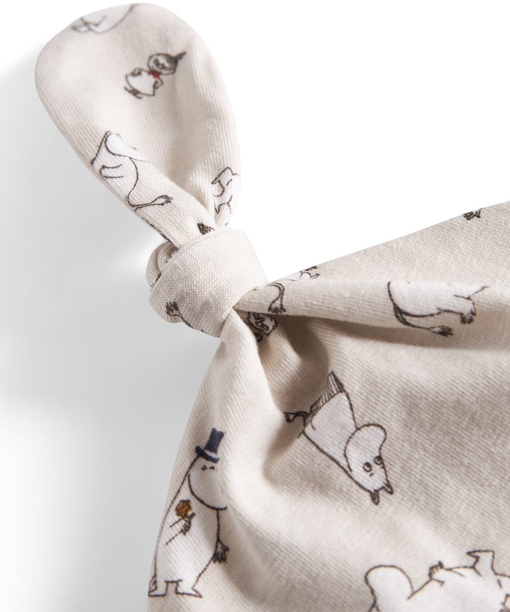 Babyhue med Moomin-print i lyse farver og knude på toppen