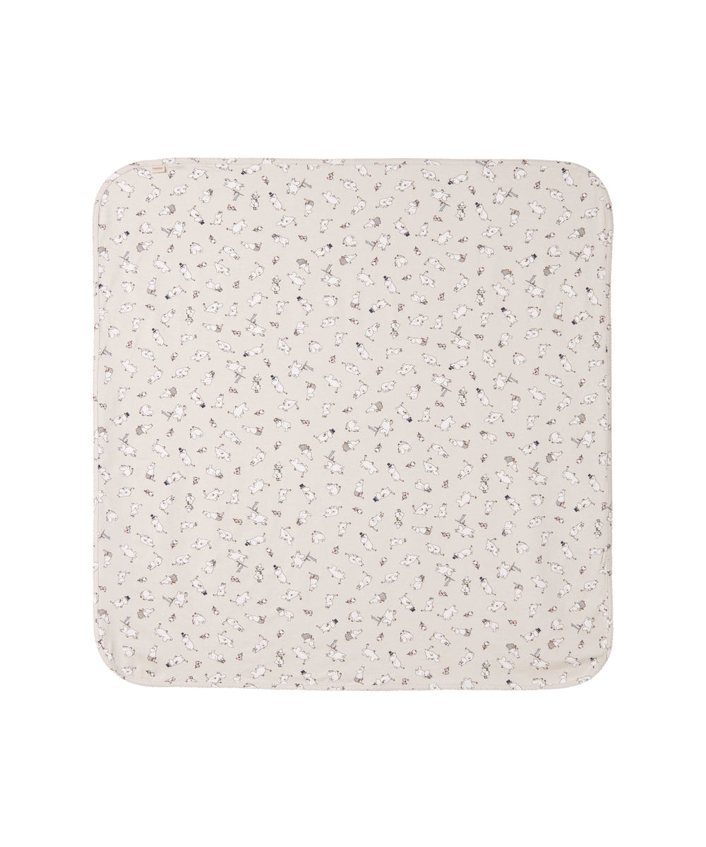 Baby tæppe med Moomin-print i lyse farver.