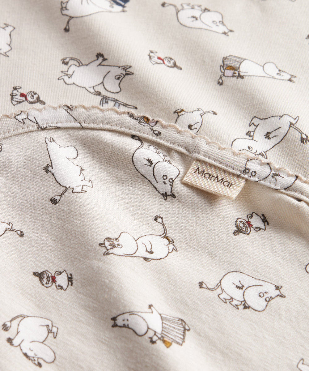 Baby tæppe med Moomin-print i lyse farver