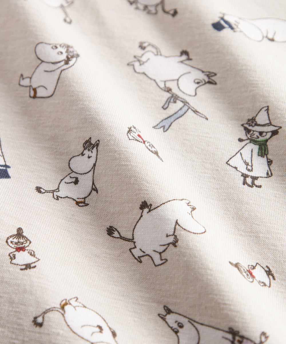 Baby tæppe med Moomin-print i lyse farver.