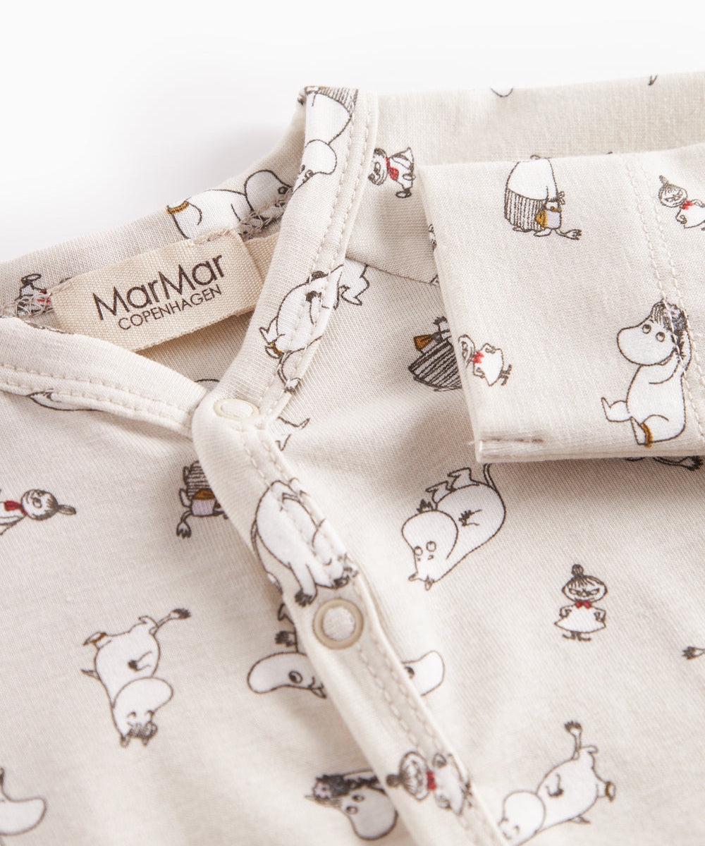Heldragt til baby med lange ærmer, trykknapper og Moomin-tryk i lyse farver