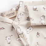 Heldragt til baby med lange ærmer, trykknapper og Moomin-tryk i lyse farver