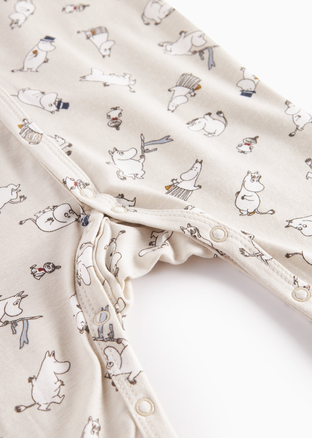 Heldragt til baby med lange ærmer, trykknapper og Moomin-tryk i lyse farver