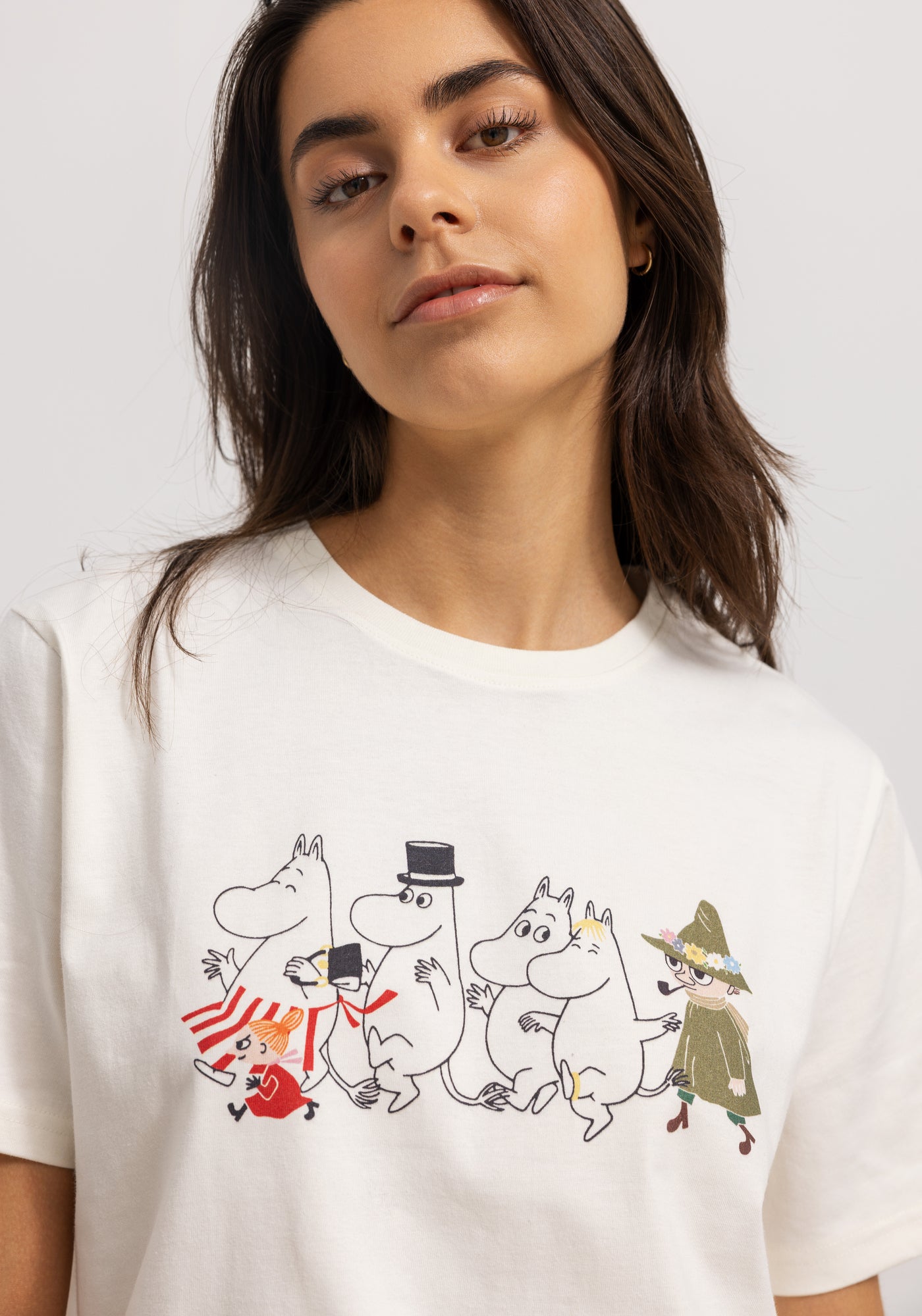 Kvinde i hvid T-shirt med Moomin print
