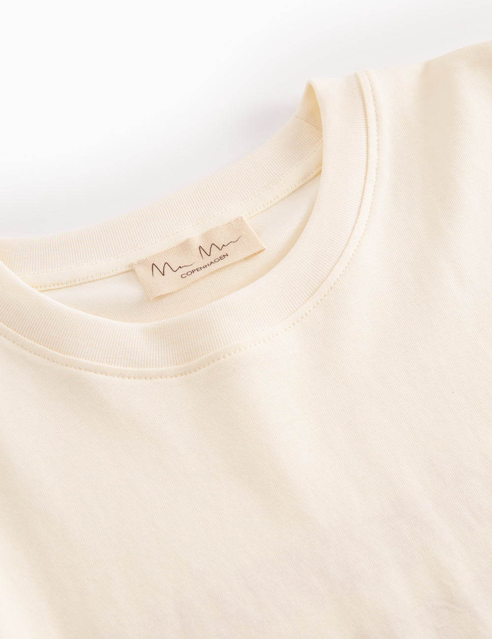 Short-sleeved t-shirt for adults with a print of dreamy Moomin.