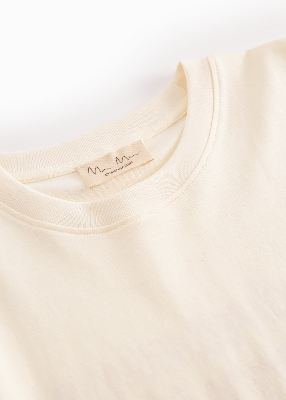 Short-sleeved t-shirt for adults with a print of dreamy Moomin.