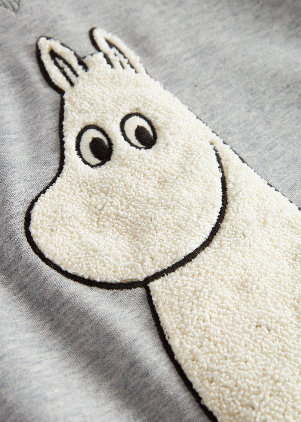 Børnetrøje med langt ærme og Moomin-motiv i blød teddy