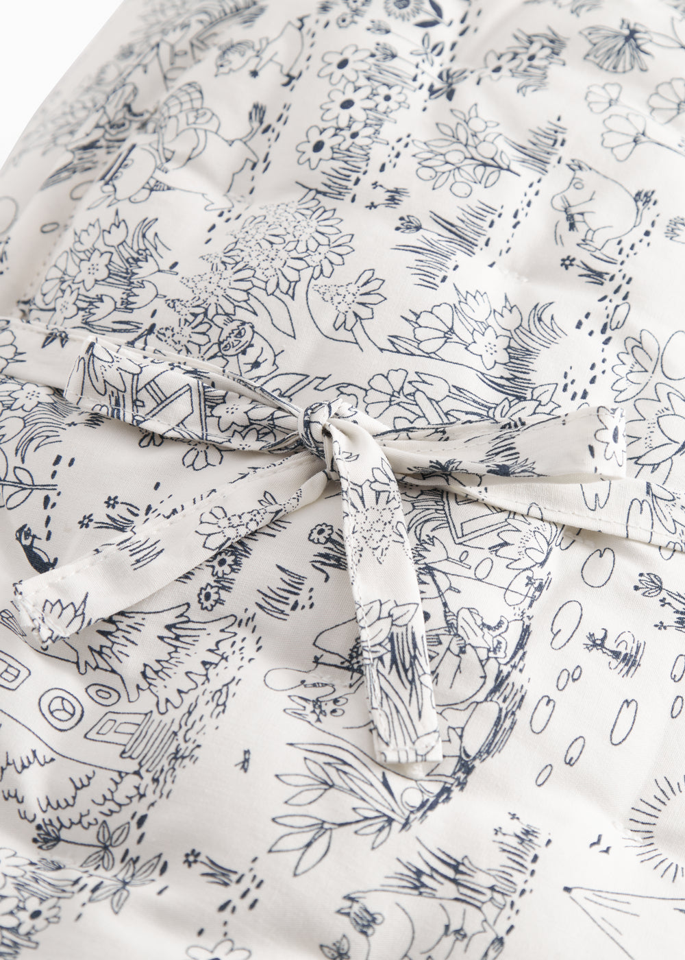 Puzzle base with sweet Moomin print