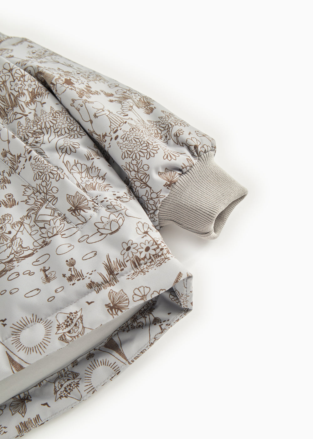 Light beige winter jacket with pattern and ribbed edge at the sleeves.