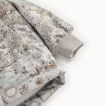 Light beige winter jacket with pattern and ribbed edge at the sleeves.