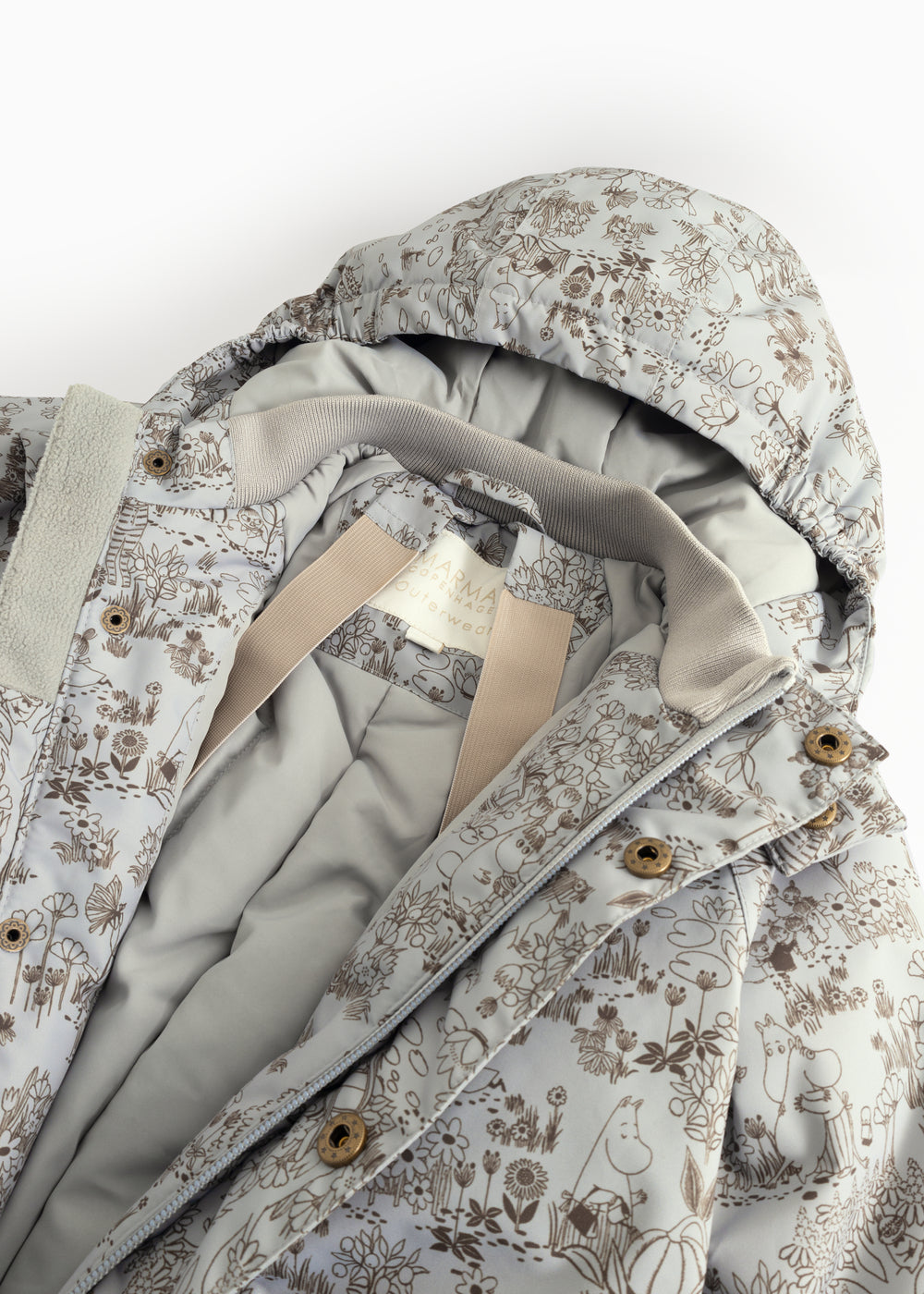 Jacket with high collar and pattern, visible pressure buttons and inner edge.