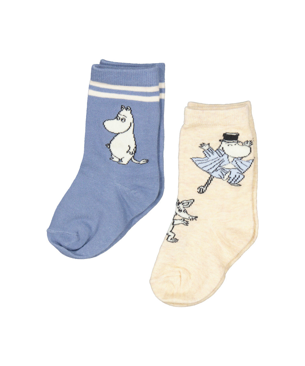 Et par børnestrømper med søde Moomin figurer, den ene i blå, den anden i creme