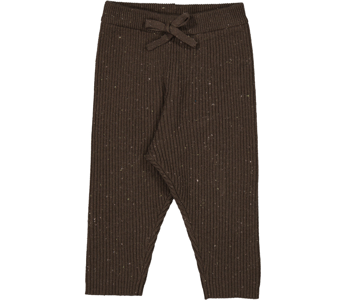 Brun nistret strikbukser til babyer med kontrastfarve ved halsen. Bukserne har elastik i taljen og et bindebånd.