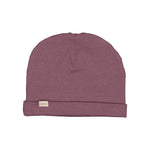 Ribbet lilla beanie til børn med lille mærke foran