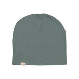 Ribbet mørkegrøn beanie til børn med lille mærke foran