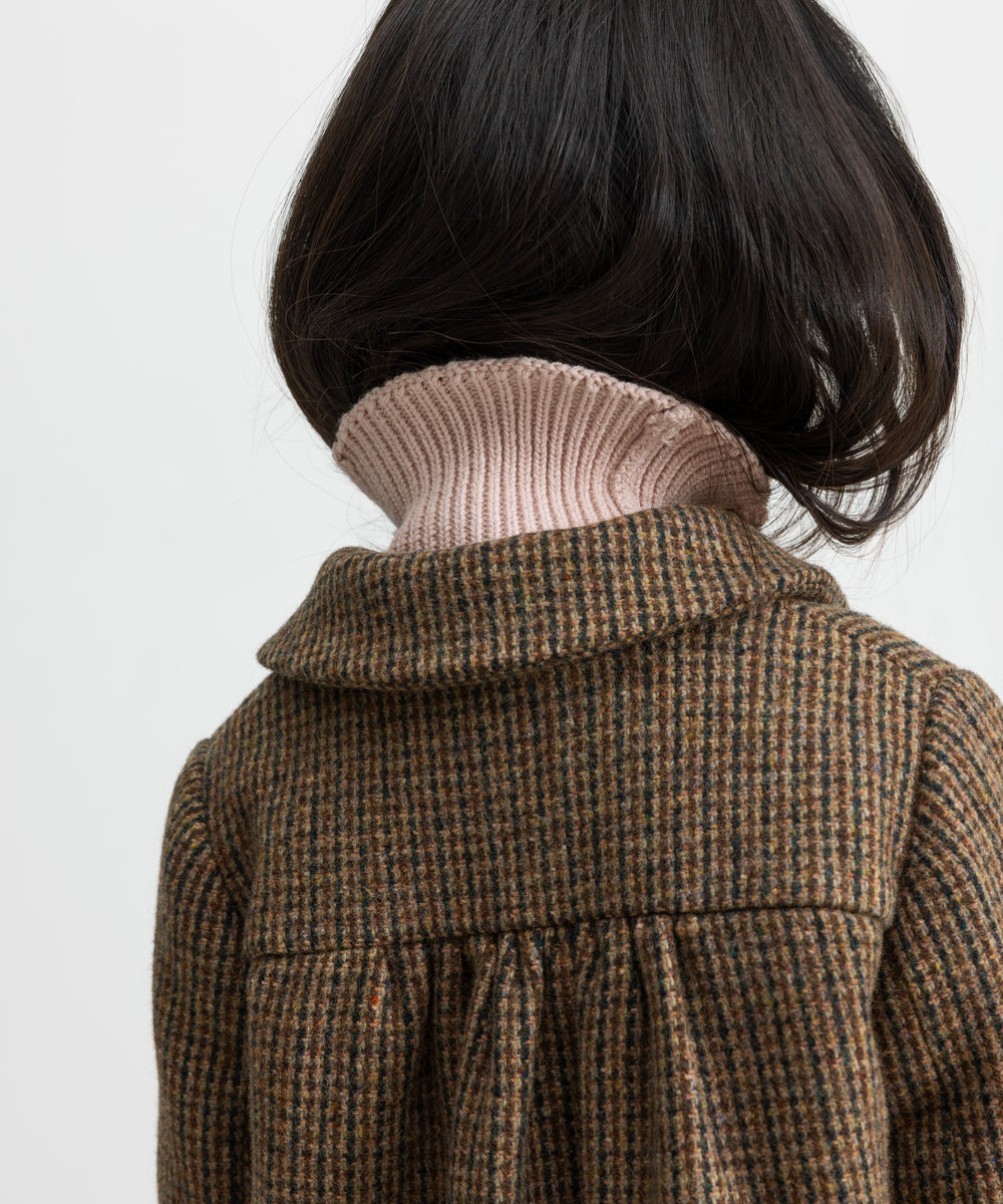 Detalje af ryg på brun ternet uldfrakke