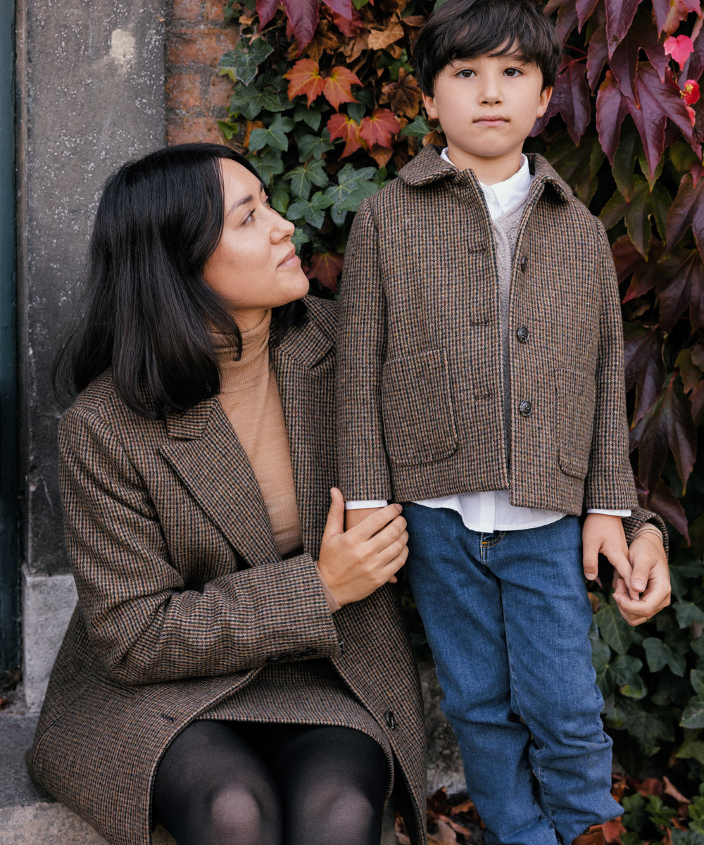 Kvinde og barn sammen, barnet iført brun ternet jakke