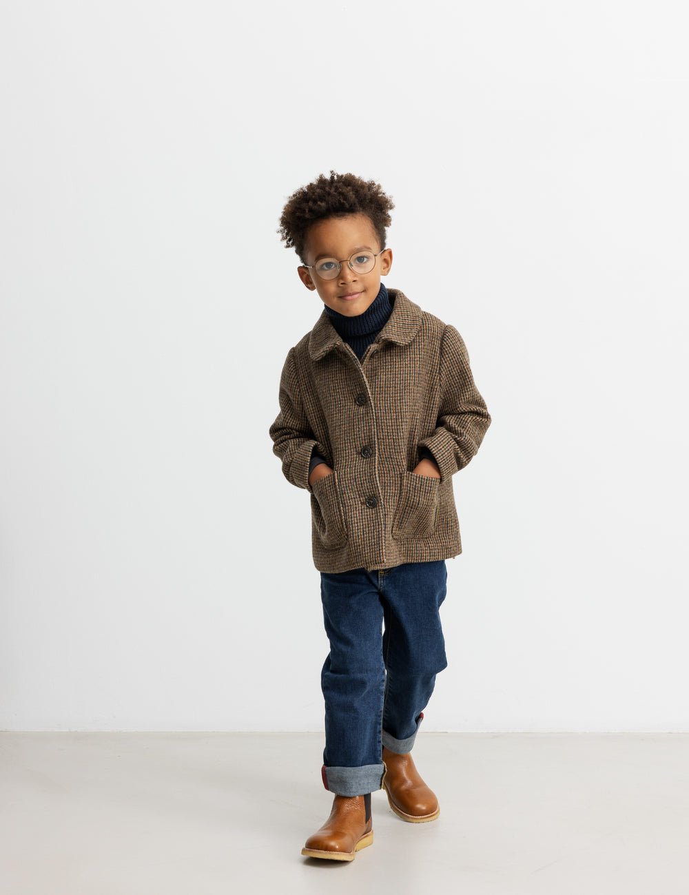 Dreng iført brun ternet jakke med krave