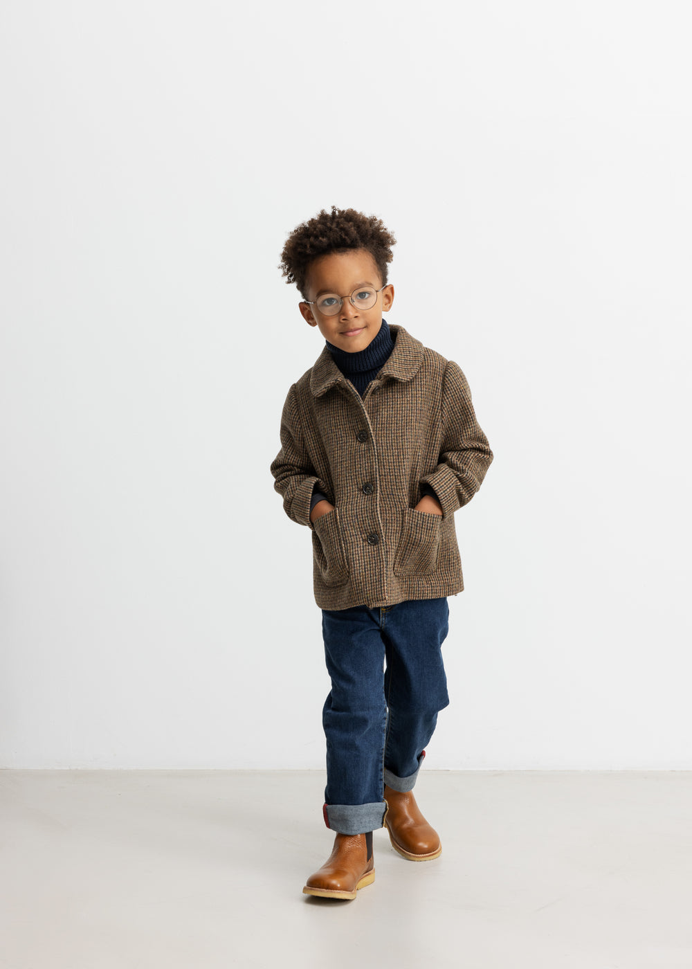 Dreng iført brun ternet jakke med krave