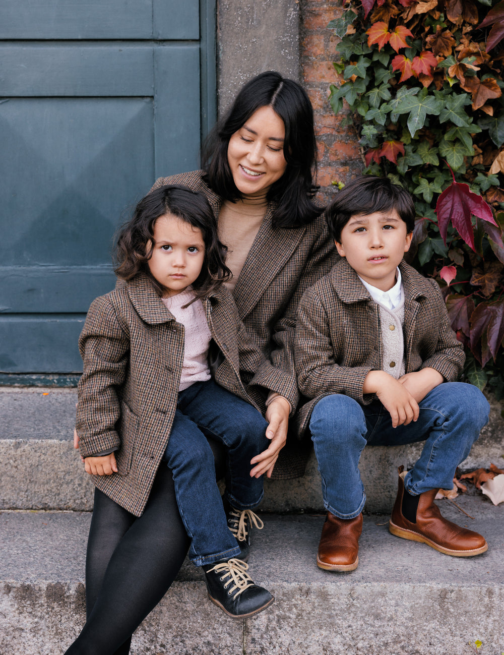 Familie med matchende brune jakker