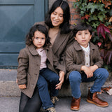 Familie med matchende brune blazere