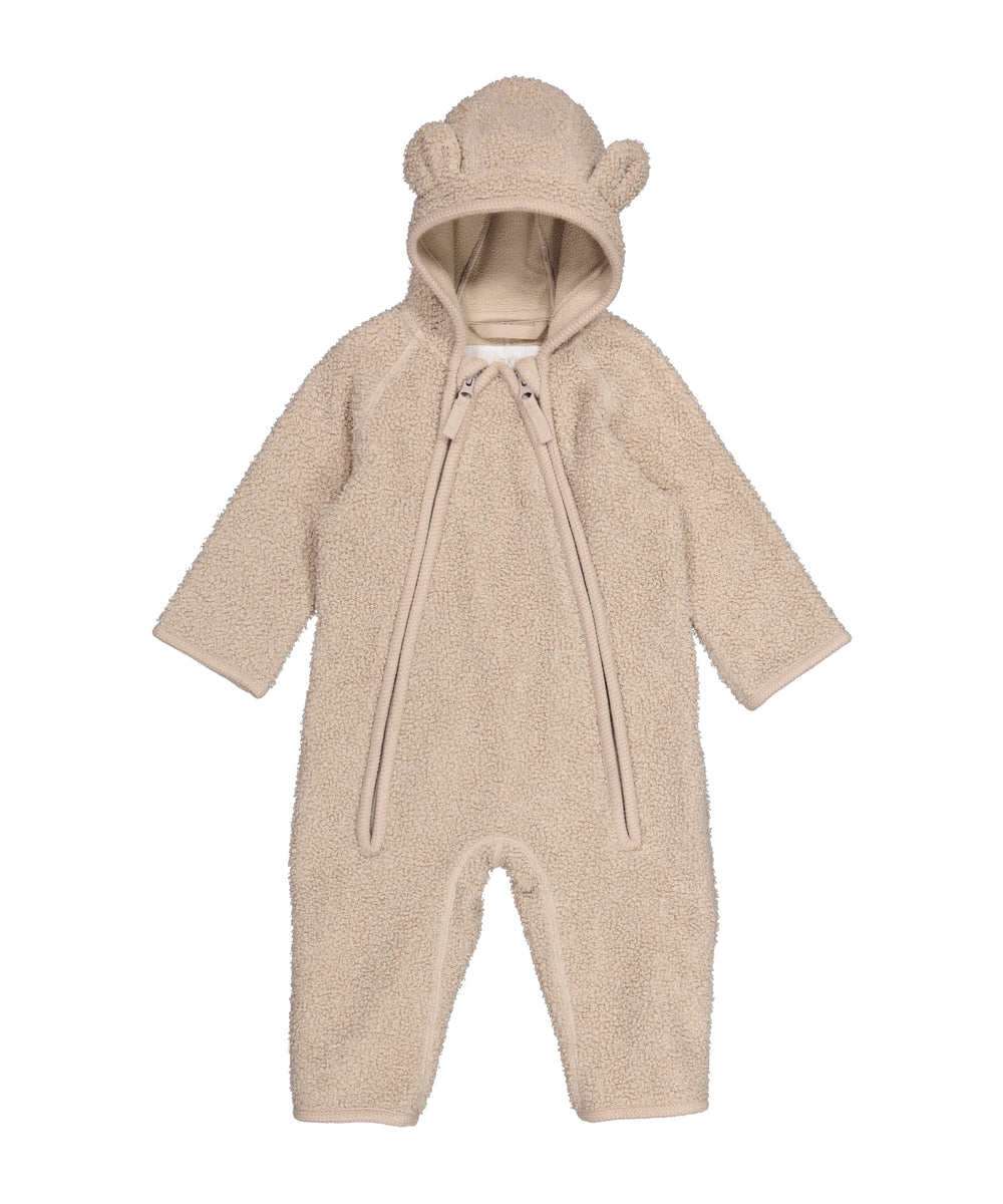 Lys beige teddyheldragt til baby med hætte og bjørneører, set forfra