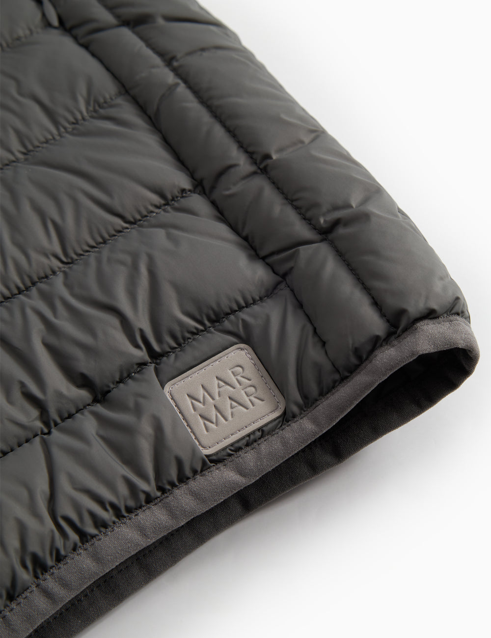 Logo og syninger på mørkegrå vateret jakke