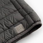 Logo og syninger på mørkegrå vatteret jakke