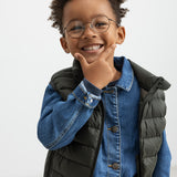 Dreng iført mørkegrøn vatteret vest over denimskjorte