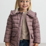 Børn iført rosa vatteret jakke med krave og lommer