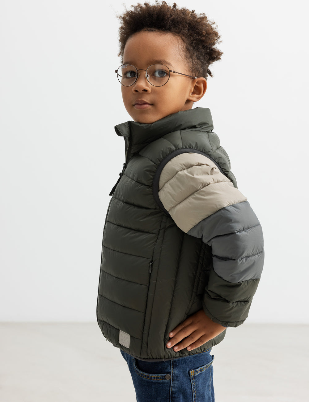 Børn iført stribet vatteret jakke i grønne og beige farver