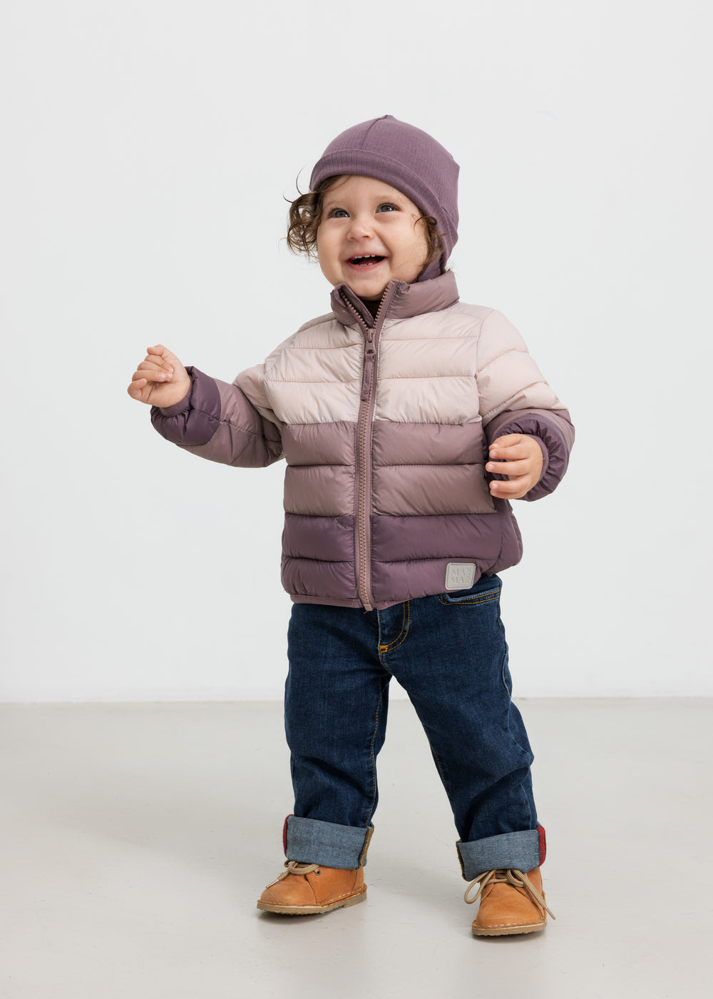 Barn med ribbet rosa hue og vinterjakke i tre farver
