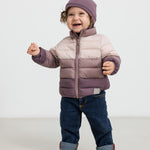 Barn med ribbet rosa hue og vinterjakke i tre farver