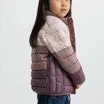 Pige i vatteret jakke med striber i rosa og lilla toner