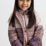 Pige iført vatteret jakke i rosa og lilla nuancer