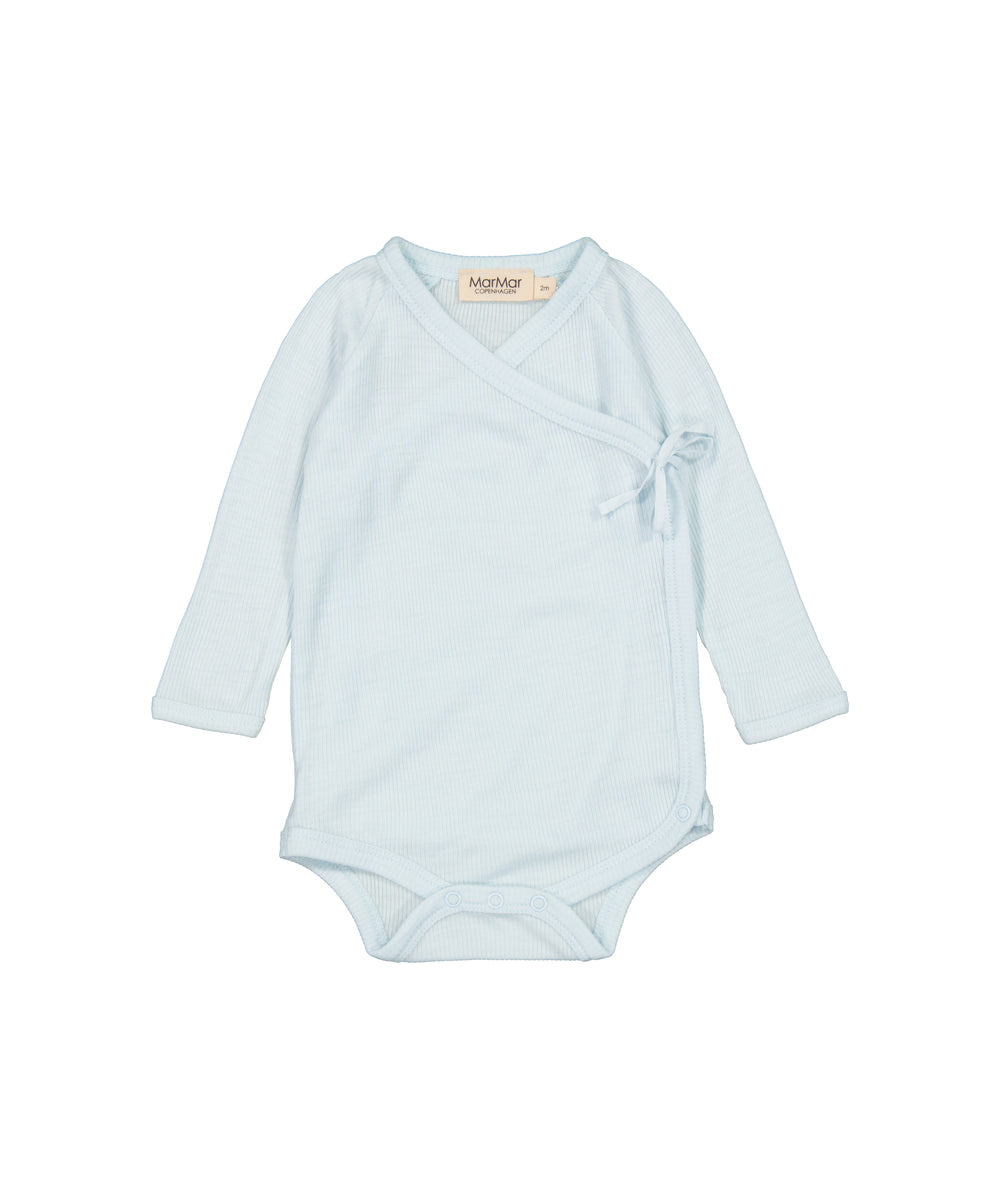 Lyseblå slå-om body til baby i merinould