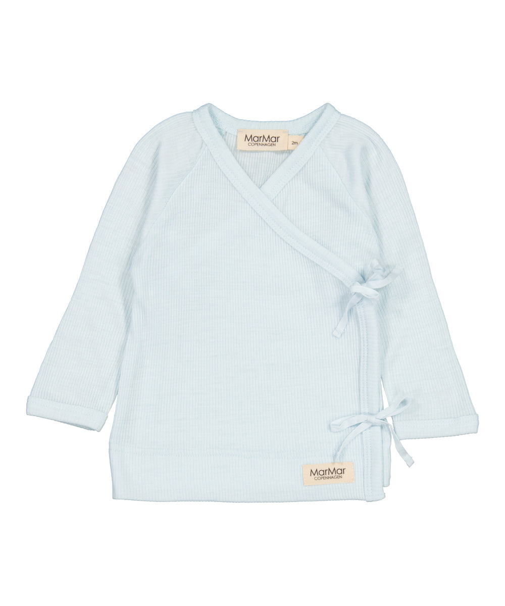 Lyseblå slå-om bluse til baby i merinould