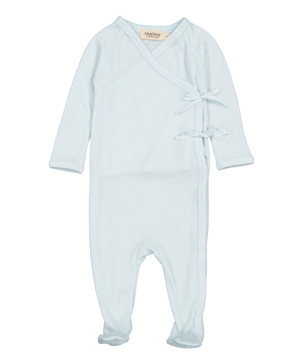 Lyseblå heldragt til baby i merinould med slå-om lukning og fødder