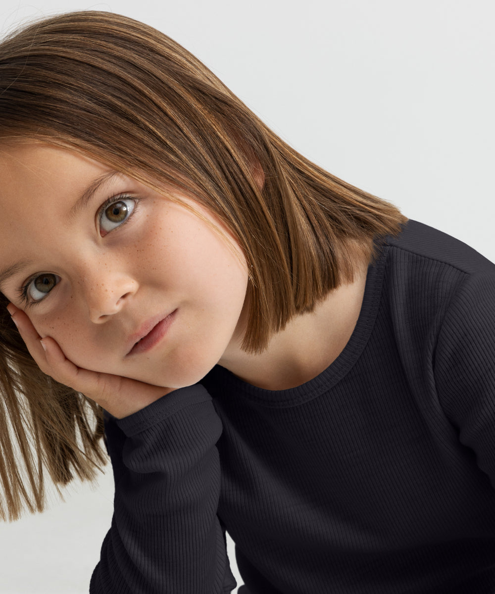 Barn iført sort t-shirt  i merinould