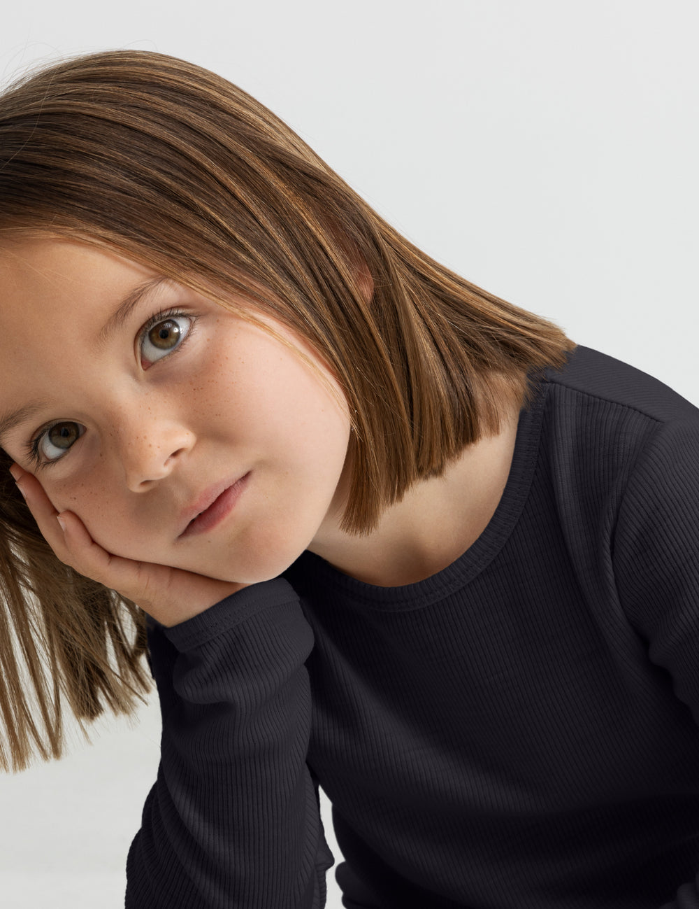 Barn iført sort t-shirt i merin.