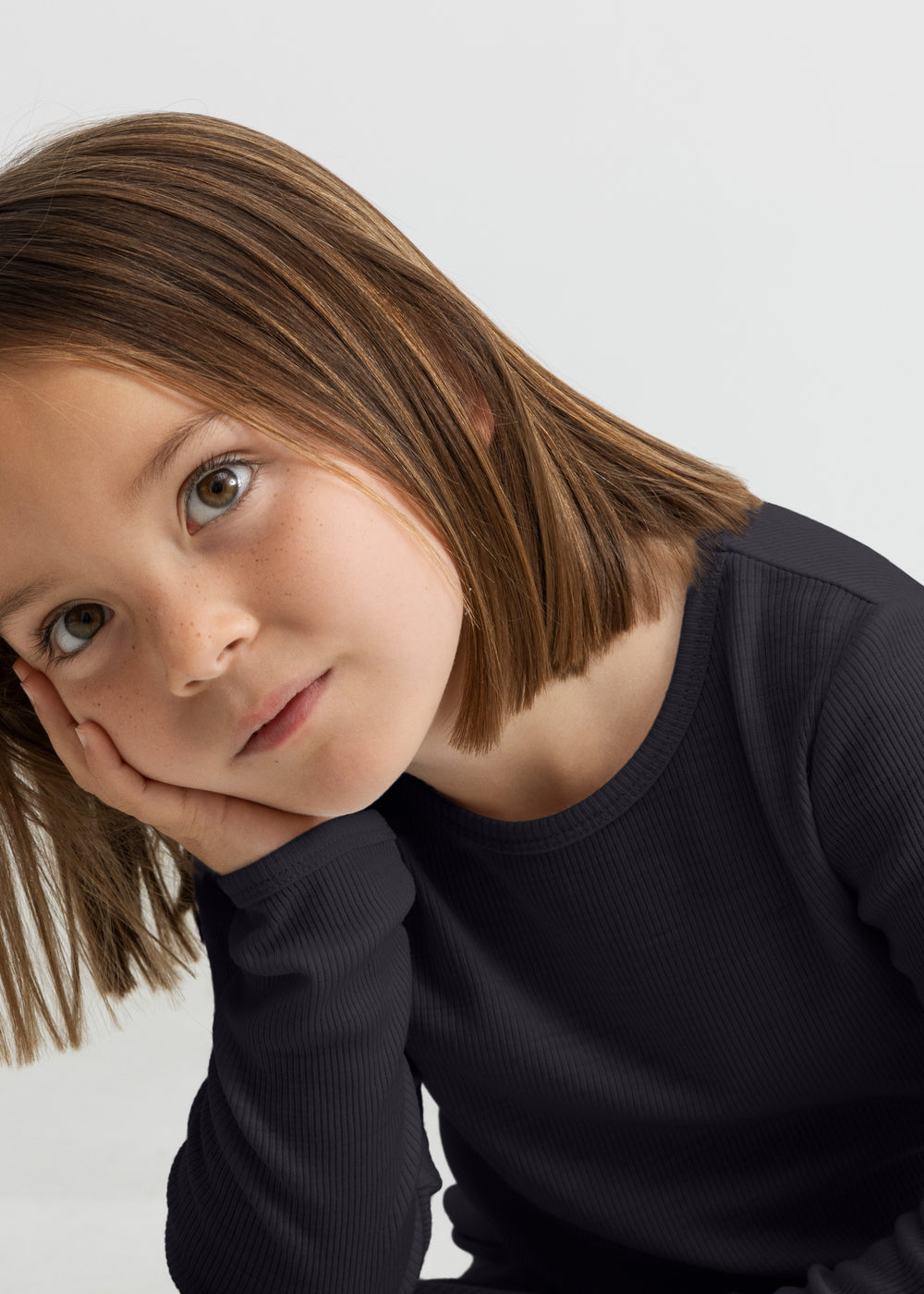 Barn iført sort t-shirt  i merinould