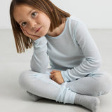 Børn iført lyseblå t-shirt og leggings i merinould