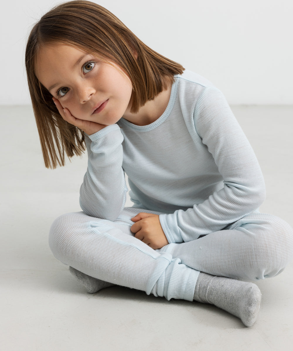 Børn iført lyseblå t-shirt og leggings i merinould