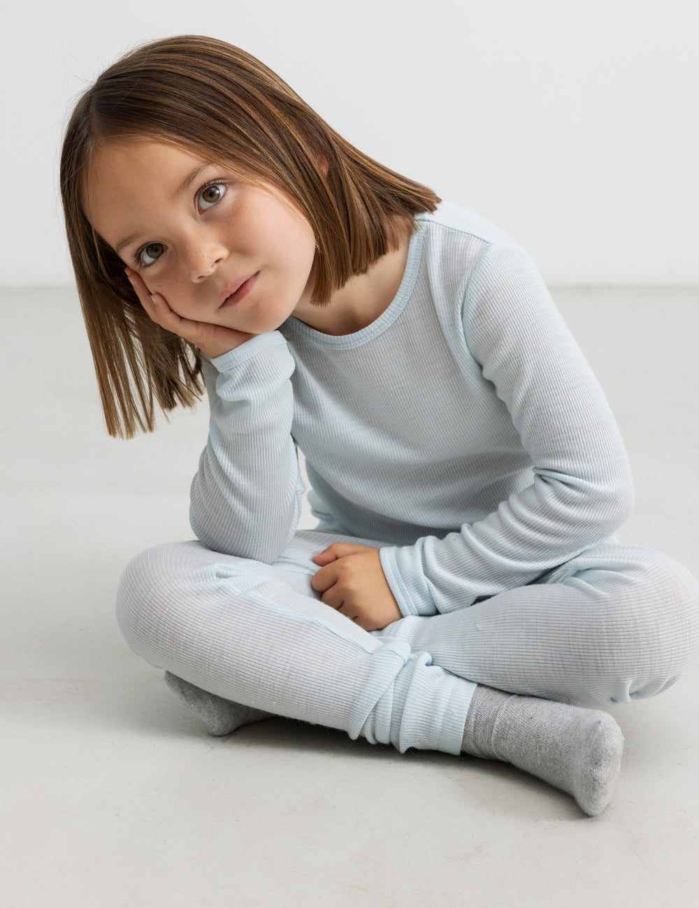 Børn iført lyseblå t-shirt og leggings i merinou