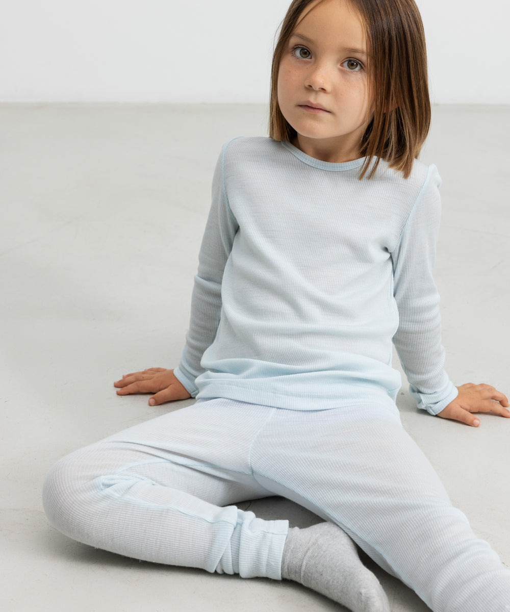 Børn iført lyseblå t-shirt og leggings i merinould